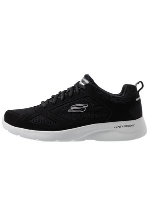 Baskets de sport noires avec une tige en mesh et en daim, dotées d'une semelle légère blanche, d'un design à lacets et d'un logo sur le côté.