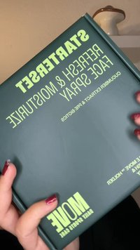 Boîte rectangulaire verte avec texte en vert clair. Le texte comprend "COMMENCEZ NEUF" et des détails sur le produit. La surface semble mate, sans motifs visibles.