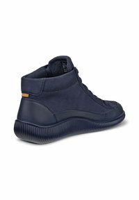 Granatowe sneakersy za kostkę z gładkim, skórzanym wyglądem, teksturowanymi akcentami i żebrowaną podeszwą. Posiadają sznurowanie z przodu oraz wyłożony kołnierz.