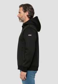 Zwart hooded sweatshirt met een rits aan de voorkant en zijzakken. Voorzien van geribbelde manchetten en zoom. Logo op de linkerborst. Klassieke pasvorm.