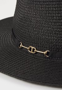 Zwarte strohoed met een gestructureerde weving, brede rand en een goudkleurige accentband met een zwarte strik.