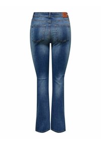 Jean en denim bleu avec une légère évasement, deux poches arrière, passants pour ceinture et un patch de marque marron sur la ceinture.