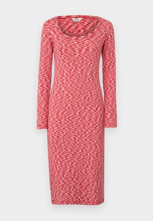 Ilga rankovė raudona suknelė su apvalia iškirpte, turinti tekstūruotą raštą, derinantį šviesiai ir tamsiai raudonas atspalvius prieš fono.