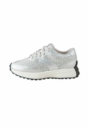 Sølv sneaker med hvid sål, snørelukning foran og små reflekterende nitter på sidepaneler og tåområde, vist fra ydersiden.