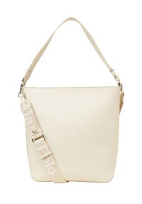 Sac à épaule en cuir couleur crème avec un design plat, doté d'une sangle beige ajustable avec une inscription de logo distincte et de la quincaillerie en argent.