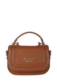 Borsa a mano in ecopelle marrone con manico superiore, ferrature dorate, logo in rilievo e design plissettato sulla parte frontale. Forma compatta e rettangolare.