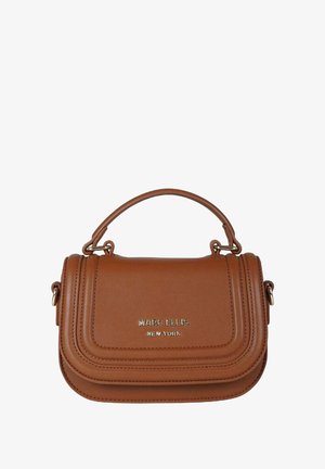 Borsa a mano in ecopelle marrone con manico superiore, ferrature dorate, logo in rilievo e design plissettato sulla parte frontale. Forma compatta e rettangolare.