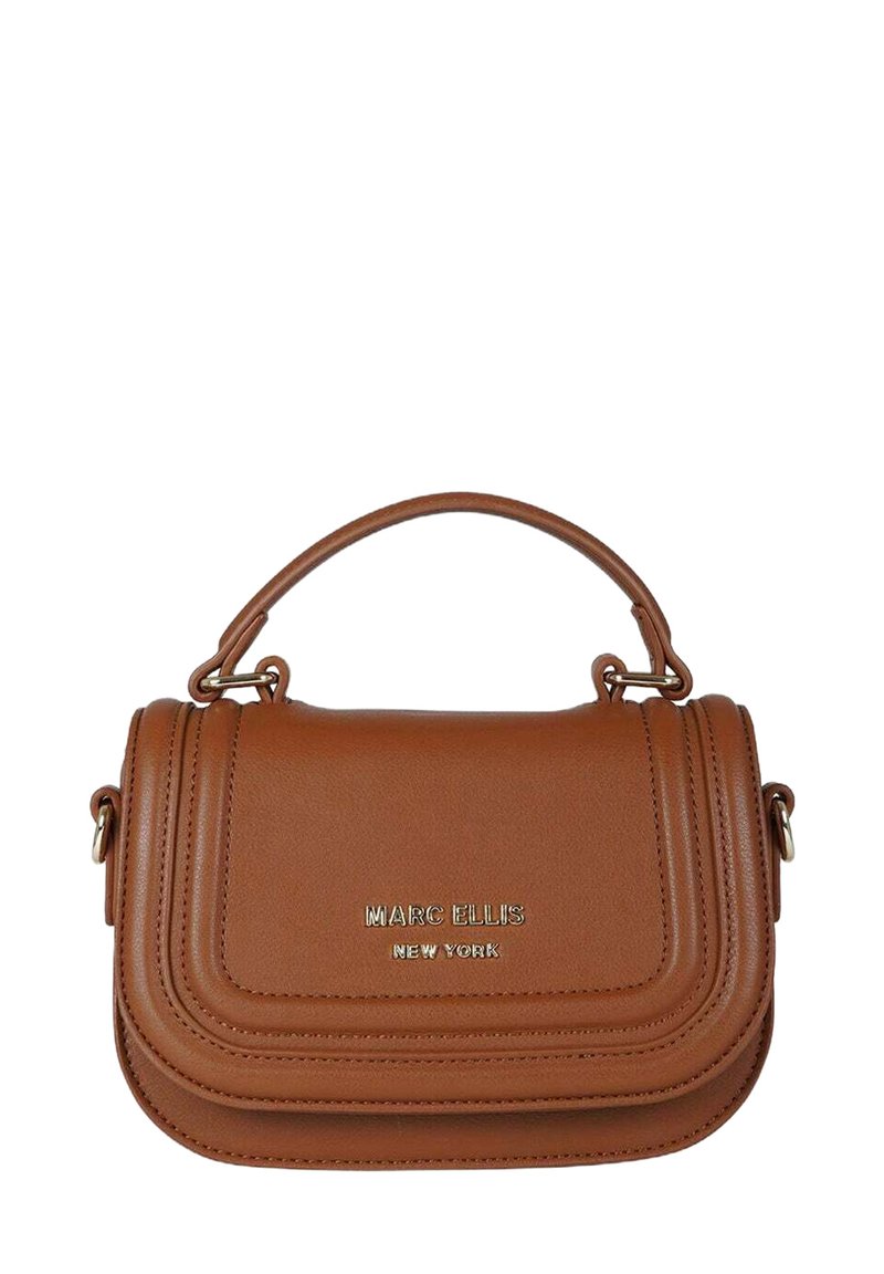 Borsa a mano in ecopelle marrone con manico superiore, ferrature dorate, logo in rilievo e design plissettato sulla parte frontale. Forma compatta e rettangolare.