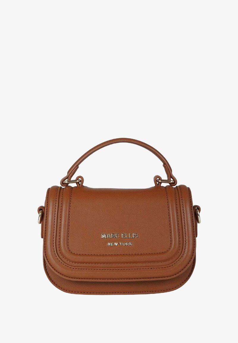 Borsa a mano in ecopelle marrone con manico superiore, ferrature dorate, logo in rilievo e design plissettato sulla parte frontale. Forma compatta e rettangolare.