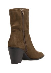 Botín de ante marrón con diseño cónico, cremallera lateral y tacón alto negro. Textura suave y puntera puntiaguda completan el look.