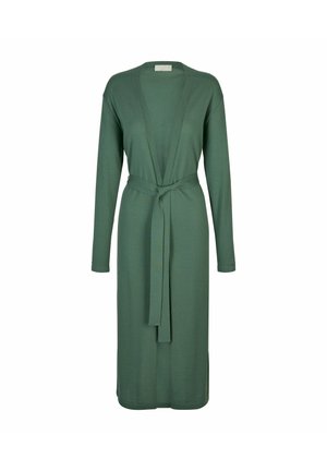 Donkergroene, knielange cardigan met lange mouwen en een open voorkant, voorzien van een bijpassende stoffen riem die in de taille is gestrikt, afgebeeld tegen een witte achtergrond.