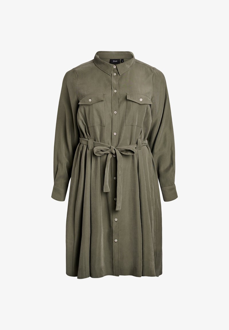 Robe vert olive avec un devant à boutons, un col et deux poches poitrine. Elle présente une taille ceinturée et une jupe plissée. Texture de tissu douce.