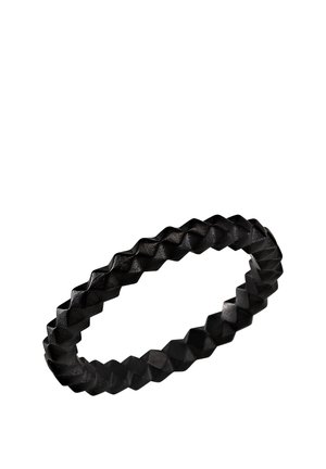 Pulsera negra con un patrón geométrico de pirámides continuo que forma una banda circular texturizada.