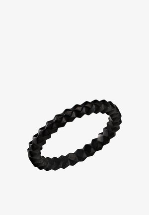 Schwarzes Armband mit einem durchgehenden geometrischen Pyramidenmuster, das ein strukturiertes rundes Band bildet.