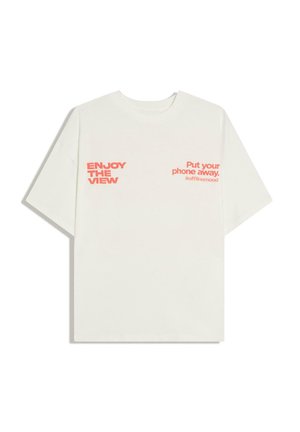 Tricou alb cu mânecă scurtă, cu text roșu "BUCURĂ-TE DE PRIVELIȘTE" pe pieptul stâng și "Pune telefonul deoparte. #modoffline" pe pieptul drept.