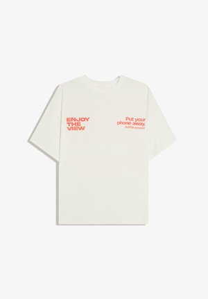 Tricou alb cu mânecă scurtă, cu text roșu "BUCURĂ-TE DE PRIVELIȘTE" pe pieptul stâng și "Pune telefonul deoparte. #modoffline" pe pieptul drept.