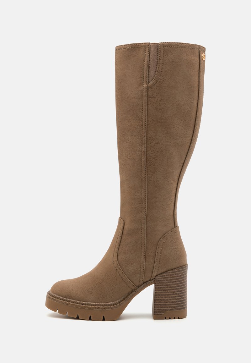 Bottes synthétiques marron, jusqu'aux genoux, avec une finition texturée, un talon carré et une semelle nervurée. Présente des coutures sur les côtés et un accent logo subtil.