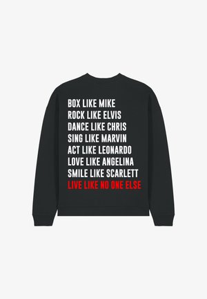 Sweatshirt noir avec un texte audacieux en blanc et rouge au dos, présentant différentes phrases mettant en avant diverses actions et noms.