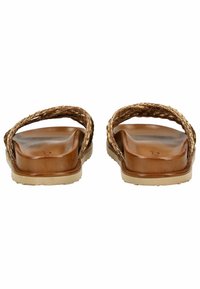 Hnědé kožené sandály s tkanými béžovými pásky, tvarovanou stélkou a béžovou gumovou podrážkou. Plochý design, styl s otevřenou patou.