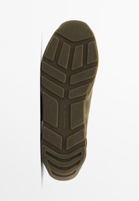Schuhsohle aus dunkelbraunem Gummi mit einem Zickzack-Profil und eingeprägtem Markennamen. Flaches Design mit strukturiertem Oberflächen für besseren Halt.