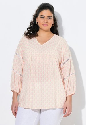 Helles rosa Bluse mit floralem Muster, V-Ausschnitt und Dreiviertelärmeln mit Spitzenakzenten. Hergestellt aus weichem, strukturiertem Stoff.