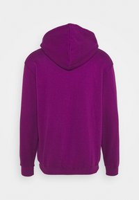 Felpa viola con tasca a marsupio, polsini a costine e cappuccio con coulisse. Realizzata in tessuto morbido, presenta un colore uniforme e una vestibilità comoda.