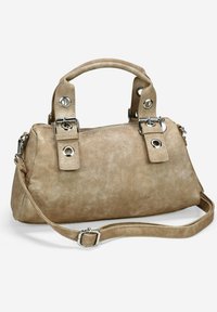 Bolso sintético color beige con dos asas superiores, correa desmontable, herrajes metálicos, forma rectangular y textura suave.