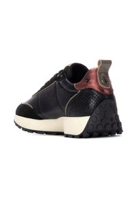 Zapatilla negra de cuero con talón texturizado en negro, acentos metálicos en bronce, suela blanca en contraste y suela de tracción de goma negra.