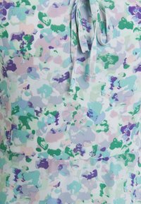 Tkanina w kwiatowy wzór w pastelowych kolorach, z zielonymi, fioletowymi i różowymi plamkami. Lekka faktura z wiązaniem.