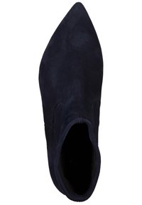 Botte de cheville en daim bleu marine avec un bout pointu, texture lisse et panneaux latéraux élastiques pour un enfilage facile. Semelle non visible, intérieur sombre.