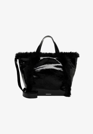Borsa tote nera con finitura lucida in patent e dettagli in pelliccia artificiale nera lungo il bordo superiore. Include manici corti e una tracolla rimovibile.