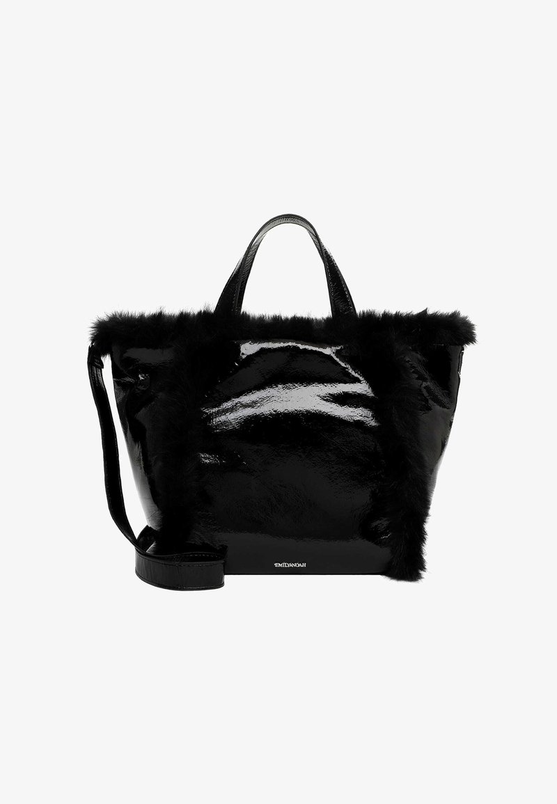 Borsa tote nera con finitura lucida in patent e dettagli in pelliccia artificiale nera lungo il bordo superiore. Include manici corti e una tracolla rimovibile.