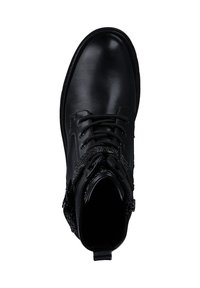 Bottine noire en cuir avec un col texturé, bout arrondi, laçage à l'avant et fermeture éclair sur le côté. Fini lisse.