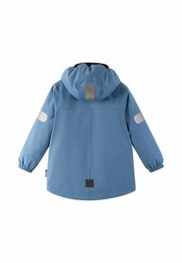 Giacca a pioggia blu per bambini con cappuccio, polsini elastici e strisce riflettenti grigie su cappuccio e maniche, vista dal retro.