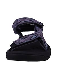 Chaussures : Sandales noires et violettes à motifs avec des sangles réglables, semelle rembourrée, design plat et finition en tissu texturé.
