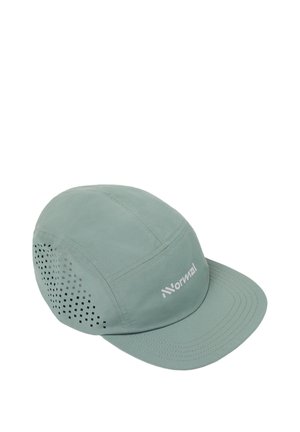 Gorra verde clara con corona redondeada, visera curvada y paneles laterales perforados. Presenta un logo blanco en la parte delantera y costuras visibles.