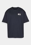 HOOPS COURTSIDE  - Apdrukāts T-krekls - black/stone