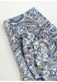 Vouwstof met een gedetailleerd paisleypatroon in blauw, roze en geel op een witte achtergrond.