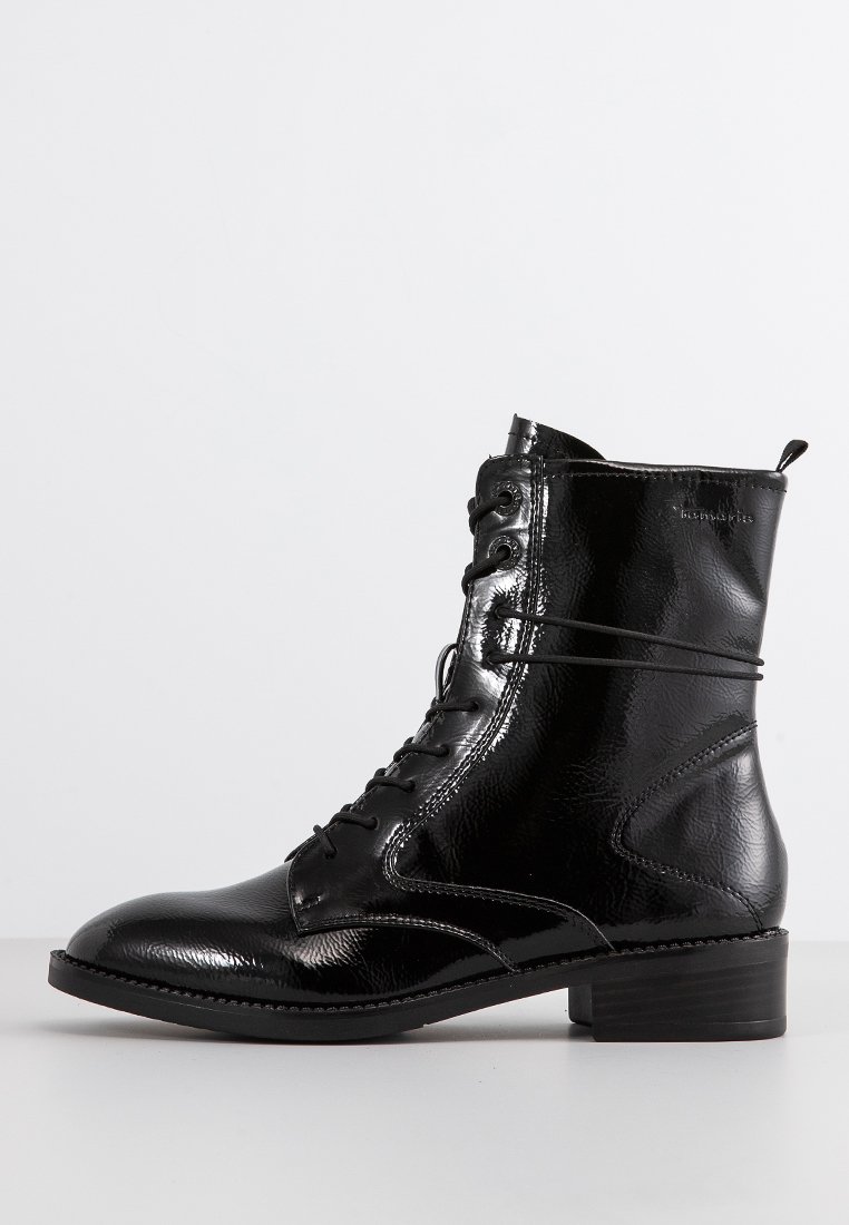 Zwarte leren enkelboot met een glanzende afwerking, uitgerust met een veter sluiting aan de voorkant, ronde neus en een lage blokhak. Gelaagd detail aan de zijkanten.