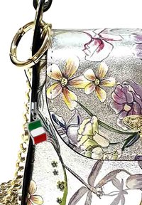 Metalen handtas met bloemendruk, voorzien van gouden hardware, een ronde ring en een charme van de Italiaanse vlag, met een gestructureerd oppervlak.