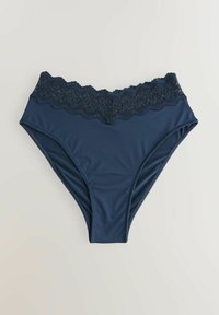 Námorníck blue bikini nohavičky s čipkovým lemom na páse, vyrobené z hladkej a elastickej tkaniny s vysokým rezom na nohaviciach.