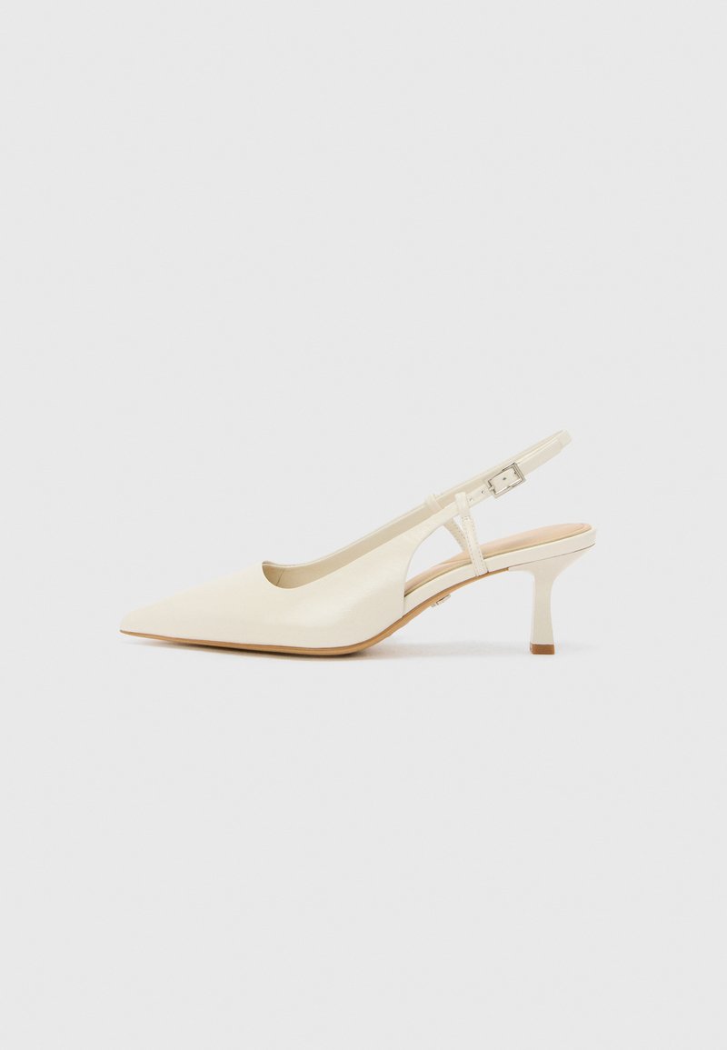 Beige slingback hæler laget av glatt skinn. Har spiss tå, utskjæring design og en lav sylinderformet hæl for stabilitet.