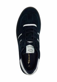 Sneaker in suede blu navy con dettagli bianchi, caratterizzata da una punta rotonda, lacci piatti e un'etichetta con logo visibile sulla linguetta.