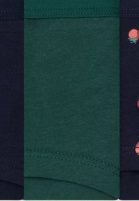 Trzy sekcje tkaniny dzianinowej w ciemnym granacie, emeraldowej zieleni i jaśniejszej zieleni, z wzorem koralowymi owocami. Gładka tekstura, obszyte krawędzie.