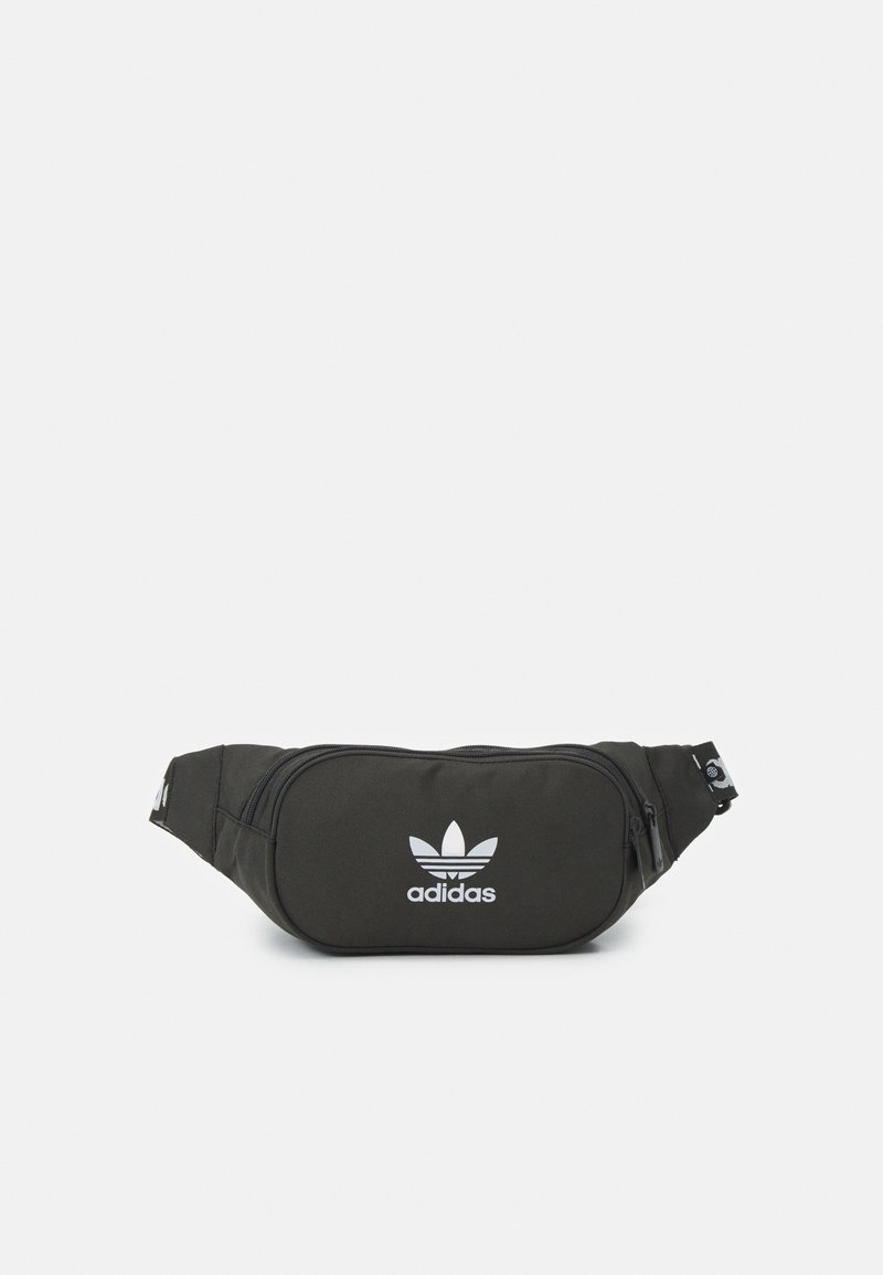 Banane noire Adidas avec compartiments principaux et latéraux zippés, avec le logo blanc Adidas trefoil sur le devant.