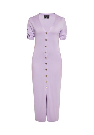 Lila gebreide jurk met korte omgeslagen mouwen, V-halslijn en gouden knopen aan de voorkant, met een split aan de onderkant voor bewegingsgemak.
