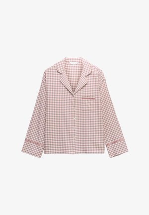 Chemise de pyjama à carreaux roses et blancs, avec un col, une fermeture boutonnée, des manches longues et une poche poitrine avec un fini assorti.