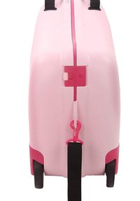 Valigia rolling rosa con una scocca rigida lucida, ruote nere, dettagli rosa e chiusura a gancio. Presenta una maniglia nera per il trasporto.