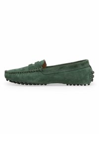 Grüne Wildleder-Loafers mit einem gesteppten Nahtdesign, runder Spitze und Gummidot-Sohle für Halt. Mit einem braunen Lederelement.