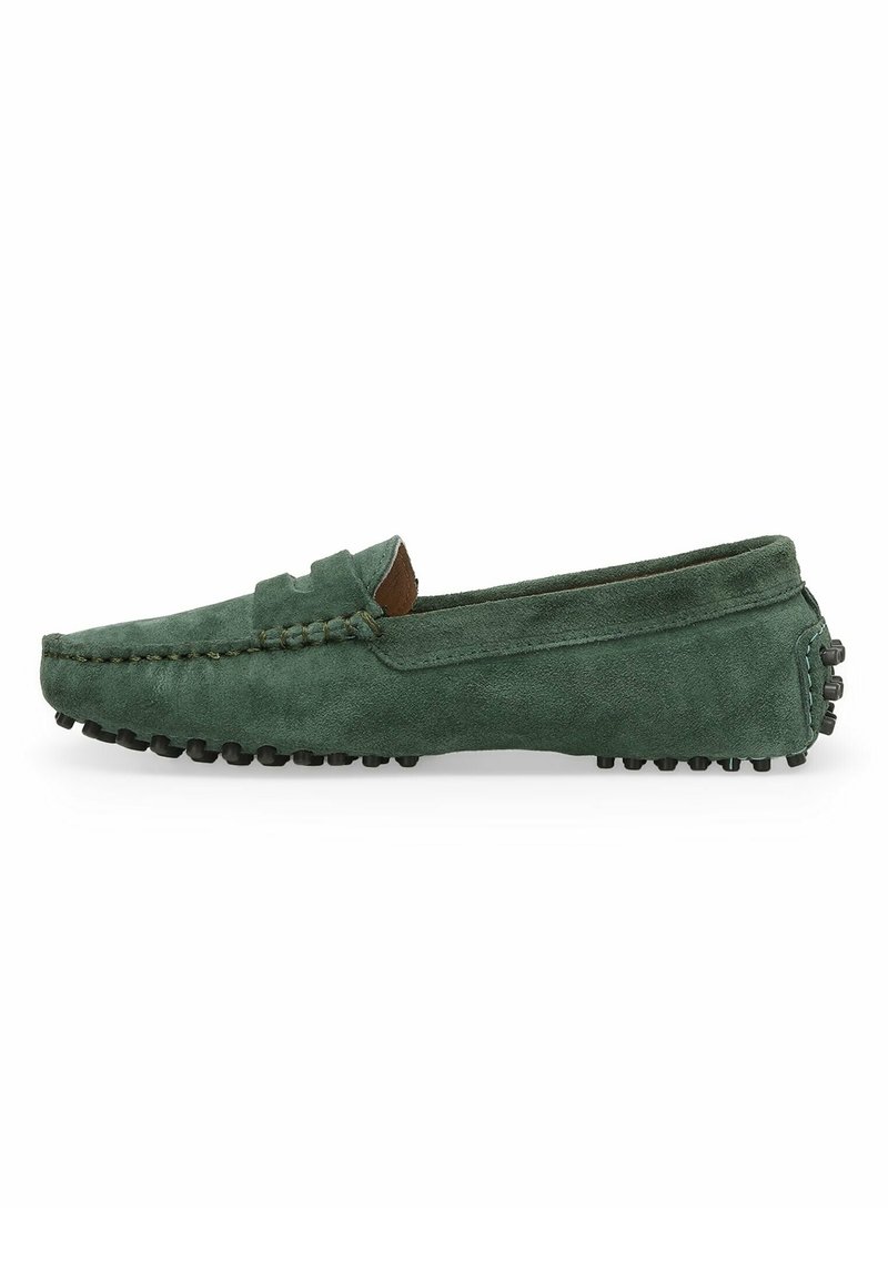 Grüne Wildleder-Loafers mit einem gesteppten Nahtdesign, runder Spitze und Gummidot-Sohle für Halt. Mit einem braunen Lederelement.